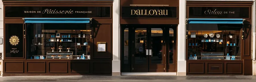 Dalloyau Ladenfront in der 101 rue du Faubourg-Saint-Honoré aus dunkelbraunem Holz mit blauen Markisen, rechts der Salon de Thé, Foto von Dalloyau