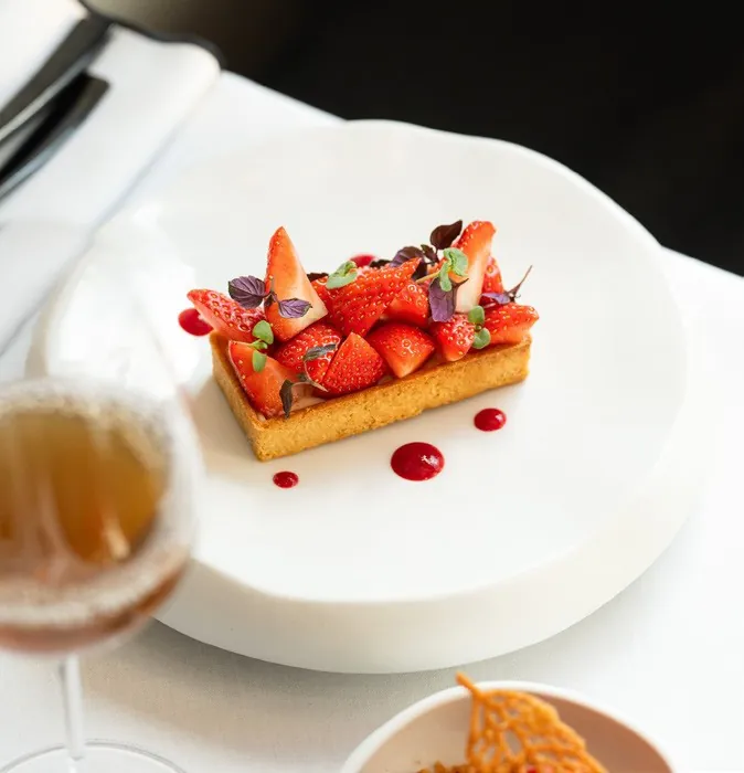 Erdbeertarte auf einem weißen Teller, Foto von Fauchon