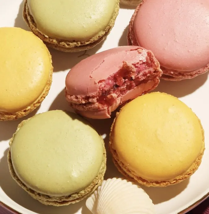 Macarons in Rosa, Gelb und Pistaziengrün, Foto von Fauchon
