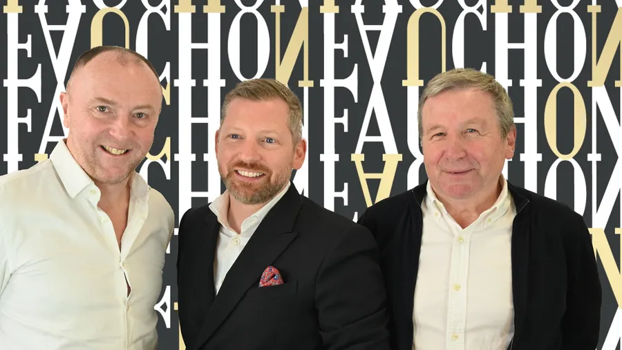 Arnaud Larher und Fauchon-Präsident Jérôme Tacquard mit einem weiteren Gast vor einer Wand mit Fauchon-Schriftzug