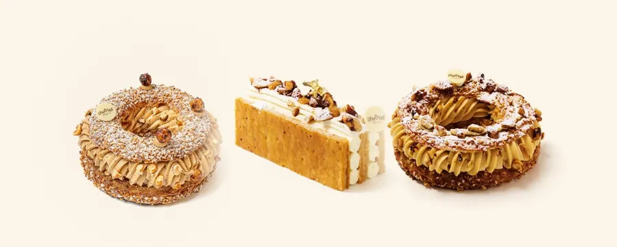 Lenôtre Paris-Brest mit Haselnuss, Millefeuille mit Erdnuss und Paris-Brest mit Erdnuss nebeneinander auf cremefarbenem Grund