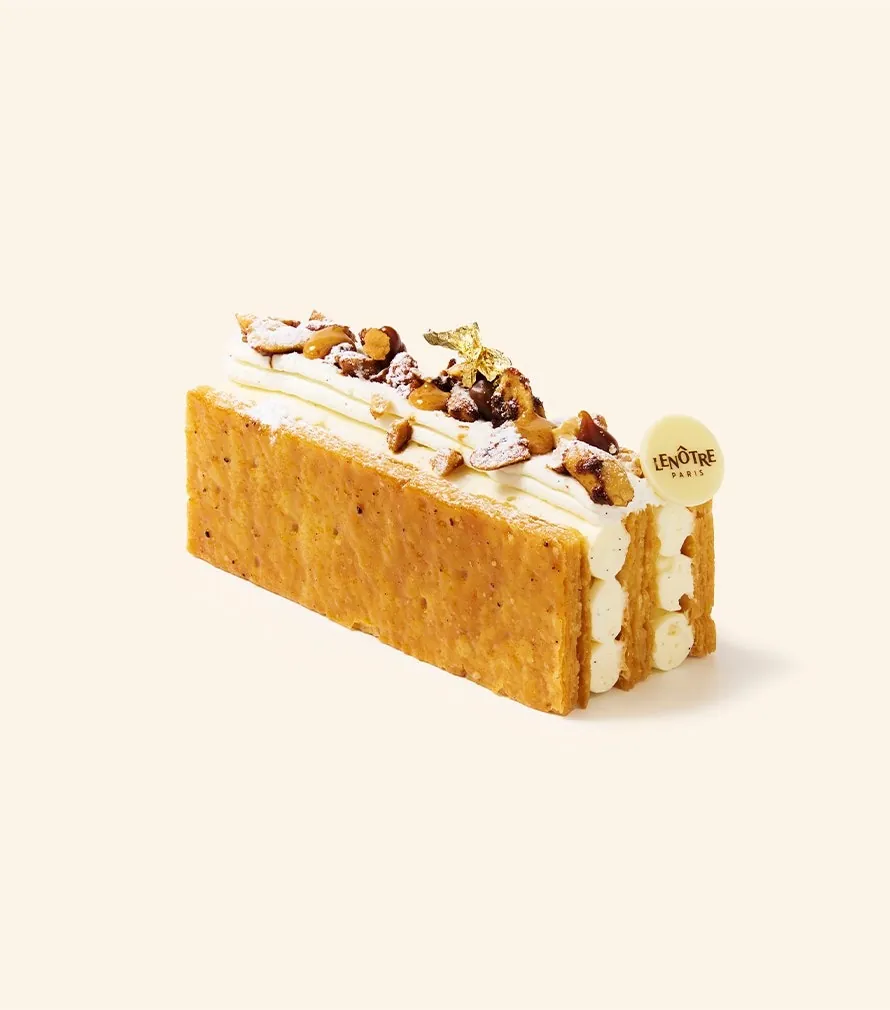 Lenôtre Millefeuille mit Erdnuss, gespritzter Vanillecreme, karamellisierten Erdnüssen und einem Hauch Blattgold, Foto von Lenôtre