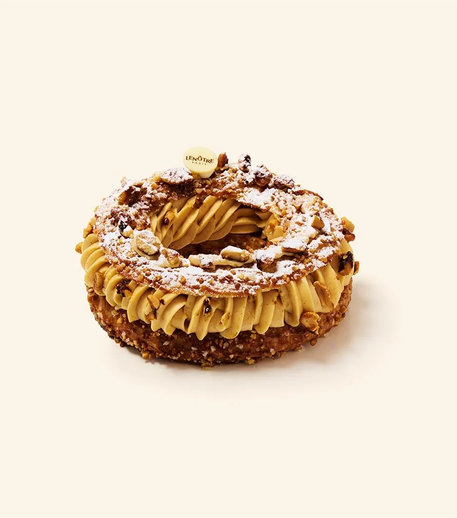 Lenôtre Paris-Brest mit Erdnuss, karamellisierten Erdnusssplittern und Puderzucker, Foto von Lenôtre